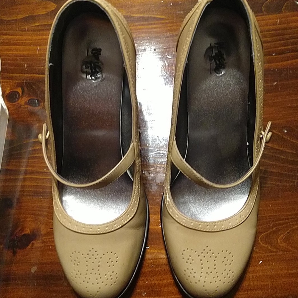 Shoes - Picture 5 of 7